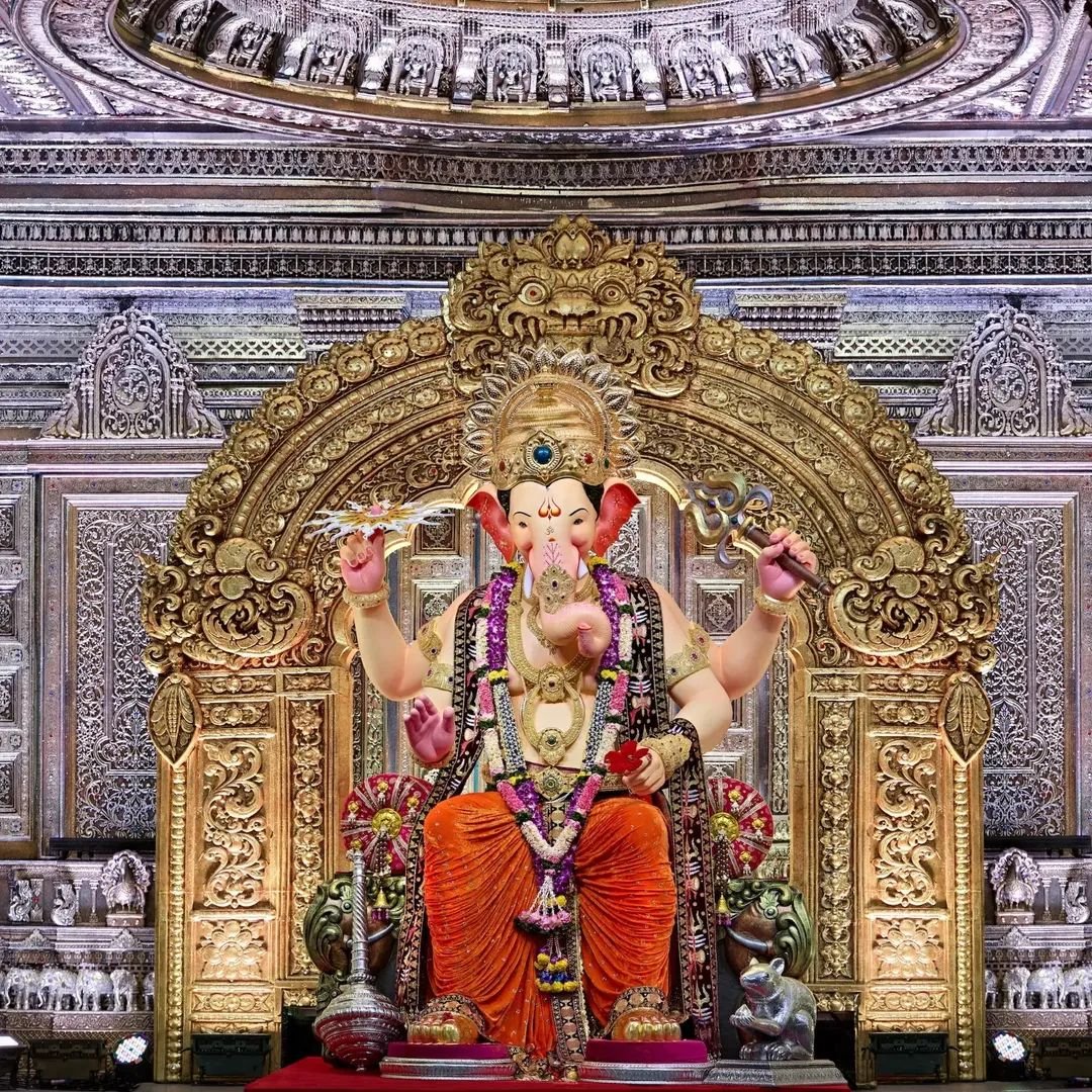 dubeylaxman's tweet photo. 🙏 श्री लालबागच्या राजाच्या चरणस्पर्श दर्शनाचा परम ���वित्र क्षण! ❤️
गणरायाच्या चरणी नतमस्तक होऊन सुख, समृद्धी व आरोग्यासाठी मनःपूर्वक प्रार्थना केली.
गणपती बाप्पा मोरया! 🙏🚩
#LalbaugchaRaja #GanpatiBappaMorya #CharansparshDarshan #Ganeshotsav #Mumbai #BappaMorya https://t.co/IC0Hr5eTS7