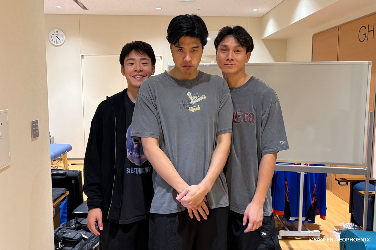 NEO_PHOENIX's tweet photo. お待たせしました🙇‍♀️

昨シーズンまで #三遠ネオフェニックス でプレーしていた #茨城ロボッツ #吉井裕鷹 選手と試合後に📷

コートではバチバチでしたがコートを一歩離れると仲良し❤️‍🔥#津屋一球 選手とはまさかのペアルック👀（笑）

#Bリーグ https://t.co/pROsGTgENc