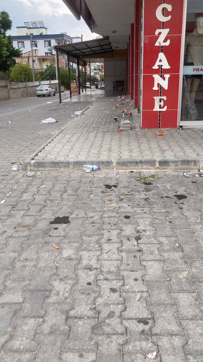 DurhasanM's tweet photo. Burası #mersin #erdemli Kargıpınarı ASM yanı. 5 eczane ve ambulans noktası var. Burada sokakta düğün yapılıyor. Yollar kapatılıyor. Sonrasında ise manzara bu. Ambulans, ASM ve nöbetçi eczaneye ulaşım engelleniyor. Sokakta düğün istemiyoruz @erdemlibld @ErdemliKaymakam https://t.co/X0lD6Pwzob