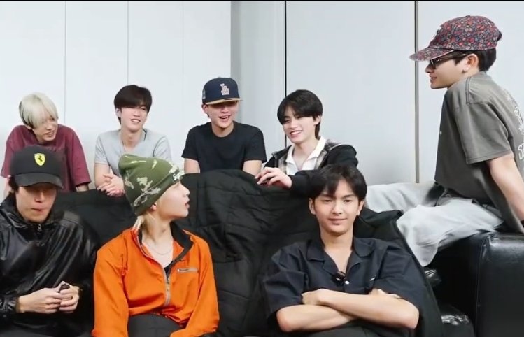 TtmSap's tweet photo. ทีหน้า ทีหลัง ก็อย่าจัดให้นั่งแบบนี้
มันมองไม่ถนัด ลำบากนะเนี่ย 555555555555555 https://t.co/ibLJzfzSFK