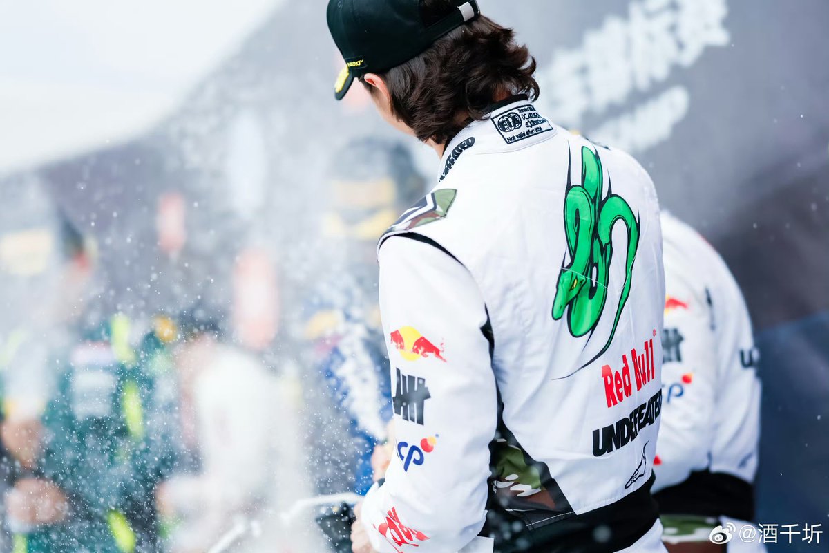 snow_w85's tweet photo. รวบรวมช่วงเวลาแชมเปญของ Yibo 

#WANGYIBOx8HSHANGHAI26
#85RACING #YIBO85 https://t.co/5e5grDswZW
