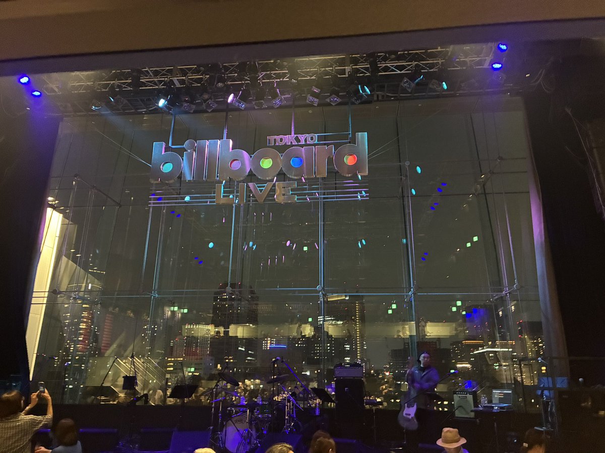 Sakae8's tweet photo. 先日の #美濃加茂バンドフェスタ の余韻と勢いそのままにBillboardへ。
『京都』コールに続き「東京！」「大阪！」「名古屋！」まぁここまでは分かる。
その次がなぜか「岐阜！岐阜！岐阜！」の連発🤣1人で興奮してました笑
あの時ライブが盛り上がったからに間違いない事にする！

#在日ファンク https://t.co/dfJtA4zpwE