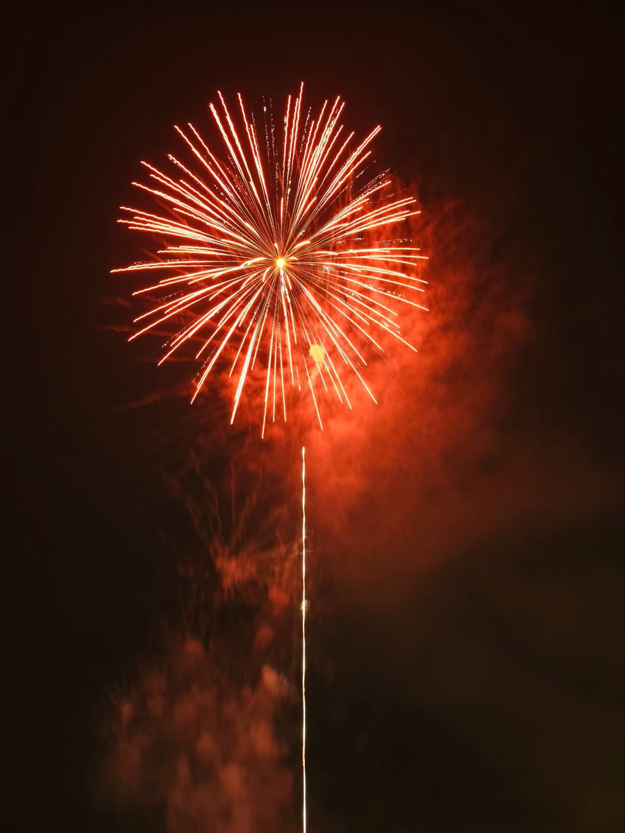 aGthxZz5NH44446's tweet photo. せっかく誘ってもらえたのに🎆
諸事情で自宅待機でした(*ノ´□`)ノ
…が素敵な花火✨頂きましたっ
優しいチームコーチ(T-T)に感謝です
#COCOCARA
#桐生花火
#秋の夜
#牡羊座満月 https://t.co/dQYHkDo3s4