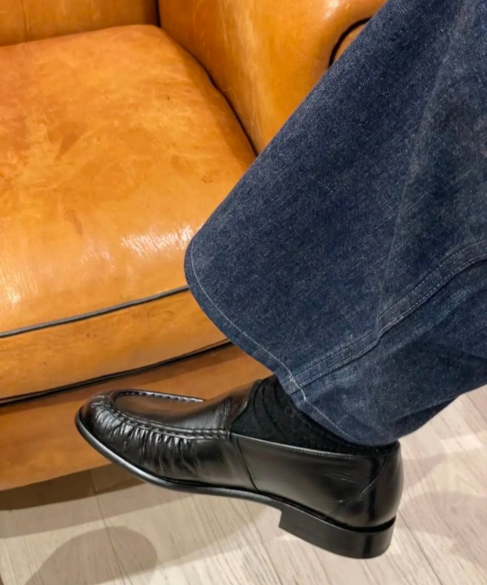 BossRule_12's tweet photo. denim and loafers combo 🍂 https://t.co/8d1j9k3yM1