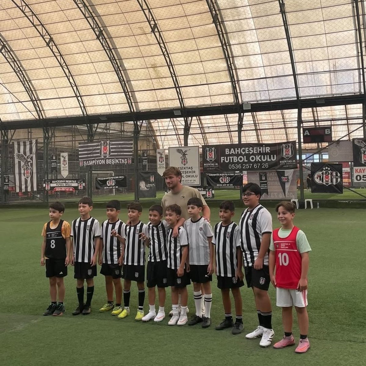 _bjkhabers's tweet photo. Futbolcumuz Semih Kılıçsoy, dün Beşiktaş Bahçeşehir Futbol Okulu’nu ziyaret etti. https://t.co/Nxk4a9tAmG