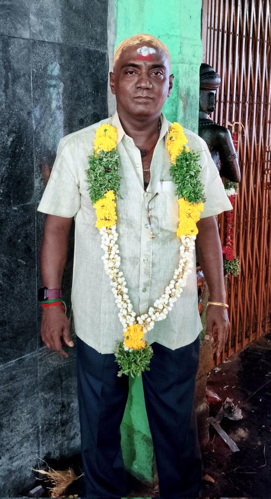 MuthalvanMuthu's tweet photo. எப்போதும்வென்றான்....

எங்கள் குல தெய்வம் 
ஸ்ரீ சோலையப்பசாமி 
கோயிலில் முடி காணிக்கை.... https://t.co/3MdoqFT5C2