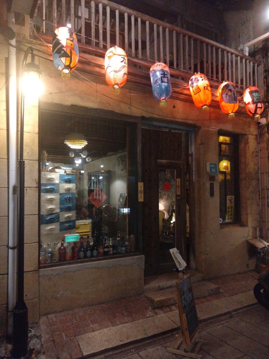 Zz8M8's tweet photo. のどが乾いたのでビール
昨日も来た神農街の別の店
＃台湾旅行
＃台南 https://t.co/eY1Jb9p2iA
