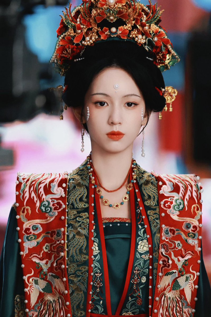 czhouye's tweet photo. The queen crowns herself https://t.co/nGaLCxKQka