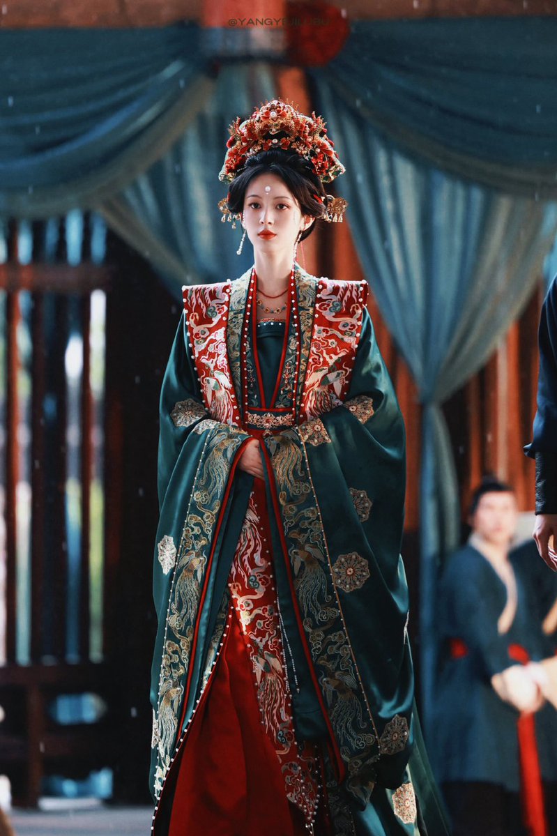 czhouye's tweet photo. The queen crowns herself https://t.co/nGaLCxKQka