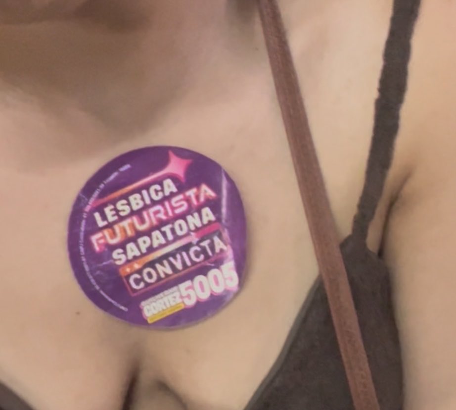 oqblap's tweet photo. quando eu vi que tinha “lésbica” escrito e que era do cortez eu tive que pegar https://t.co/Kijfsf1Pu4