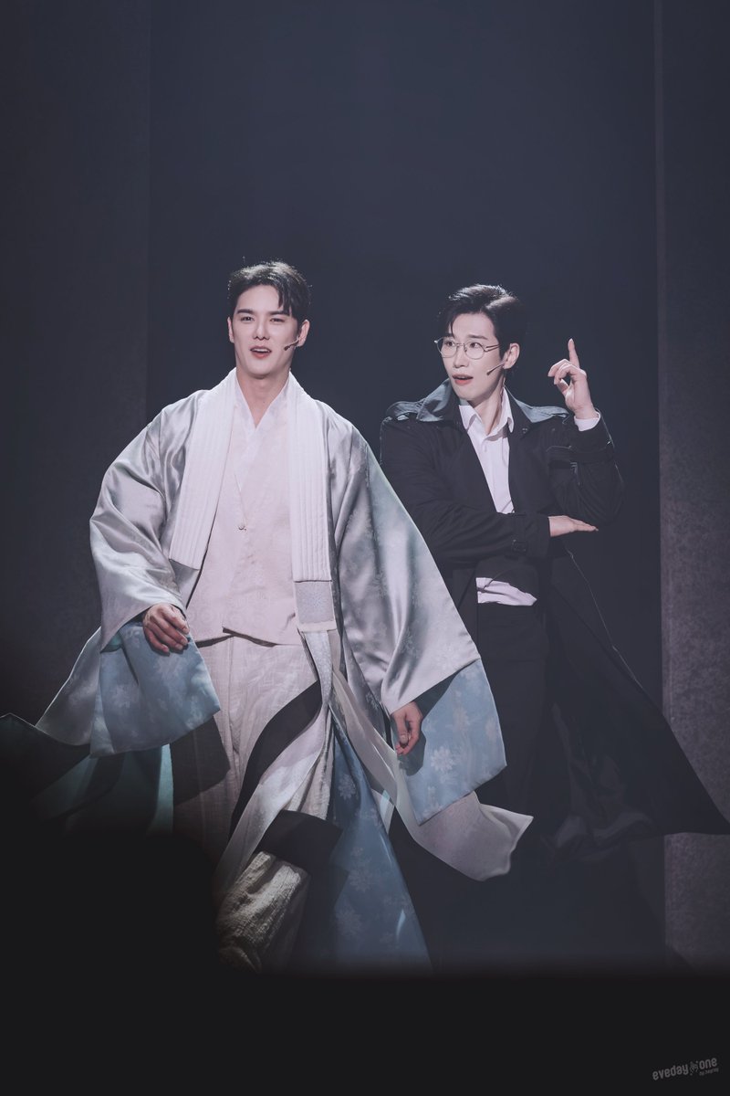 HeyreyP's tweet photo. 260927 낮 곤 투모로우 커튼콜
김옥균 #김경수 #배우김경수
한정훈 #윤소호

옥균선생님 경호에 진심인 작정훈💦 https://t.co/FVlzXvFxdn