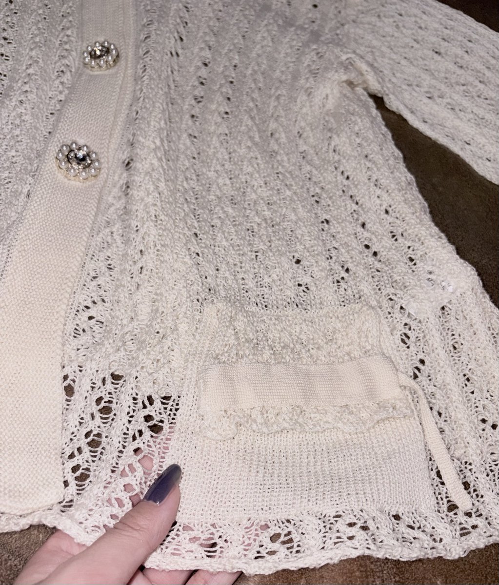 misumii0423's tweet photo. なぜこんなに見ていただけたのか謎ですが、
嬉しいのでお気に入りのお洋服紹介ꔛ⋆꩜｡

カーディガンは昔おばあちゃんが数万円のを1000円で買ったやつでポッケと襟が可愛い ジャケットは古着屋で500円で買ったやつで裾の着脱可能なコットン編みがトキメキ満点💮 https://t.co/RC6n3Lw0kt