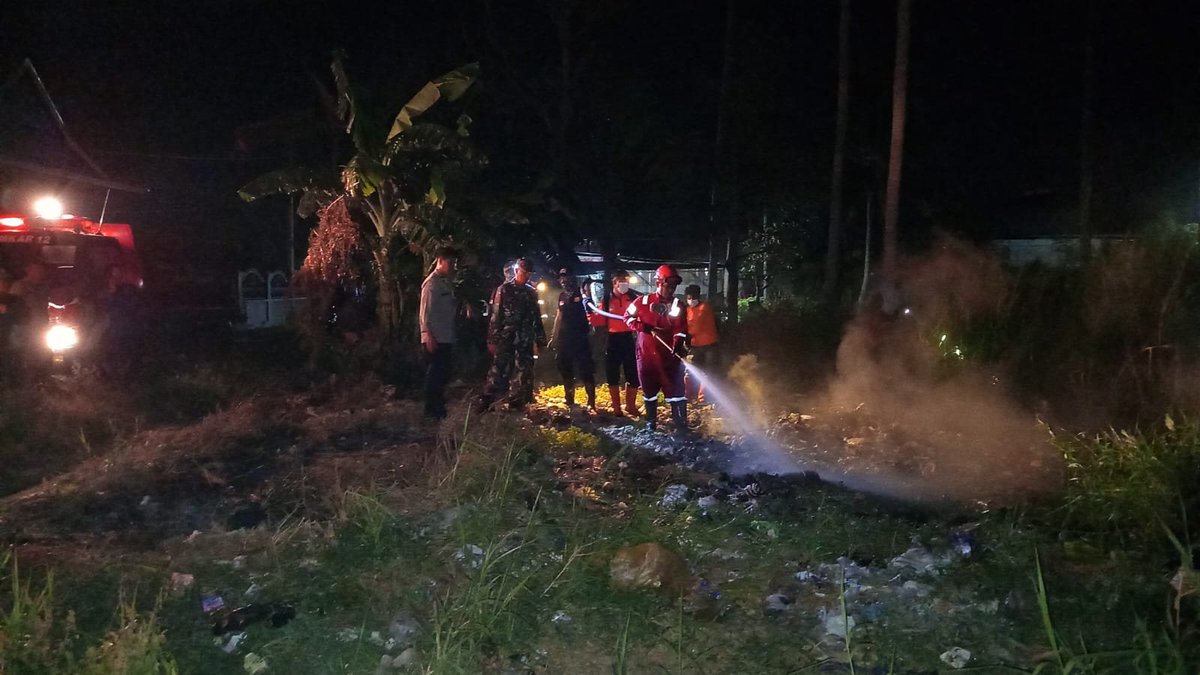 KODIM__1404_PRG's tweet photo. TNI-Polri bersama petugas Pemadam Kebakaran (Damkar) dan masyarakat setempat bergotong royong melakukan pemadaman kebakaran lahan kebun kelapa dan alang-alang yang terjadi di Lingkungan Marawi, Kelurahan Marawi, Kecamatan Tiroang, Kabupaten Pinrang, Minggu (27/09/2026). https://t.co/ULTv7sJ1qR