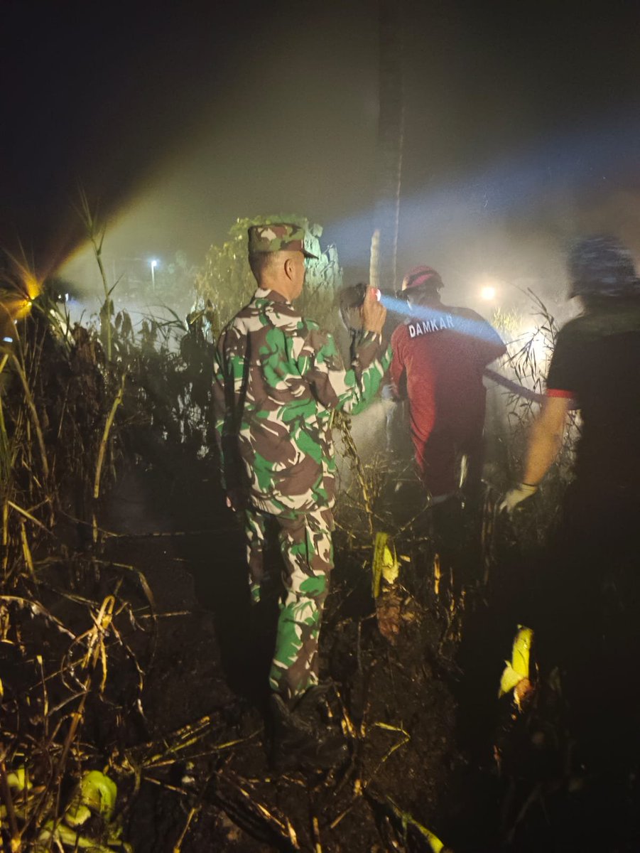 KODIM__1404_PRG's tweet photo. TNI-Polri bersama petugas Pemadam Kebakaran (Damkar) dan masyarakat setempat bergotong royong melakukan pemadaman kebakaran lahan kebun kelapa dan alang-alang yang terjadi di Lingkungan Marawi, Kelurahan Marawi, Kecamatan Tiroang, Kabupaten Pinrang, Minggu (27/09/2026). https://t.co/ULTv7sJ1qR