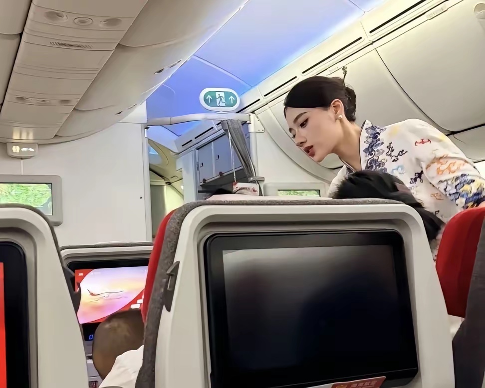 Mikey00312's tweet photo. 节后返程依旧选的是海航

说实话海航空姐的颜值绝对超标 不输一线明星

海航能一直做的这么好 离不开这三位  真是各有各的美🤩

妥妥的门面���当 https://t.co/c53TytPtr5