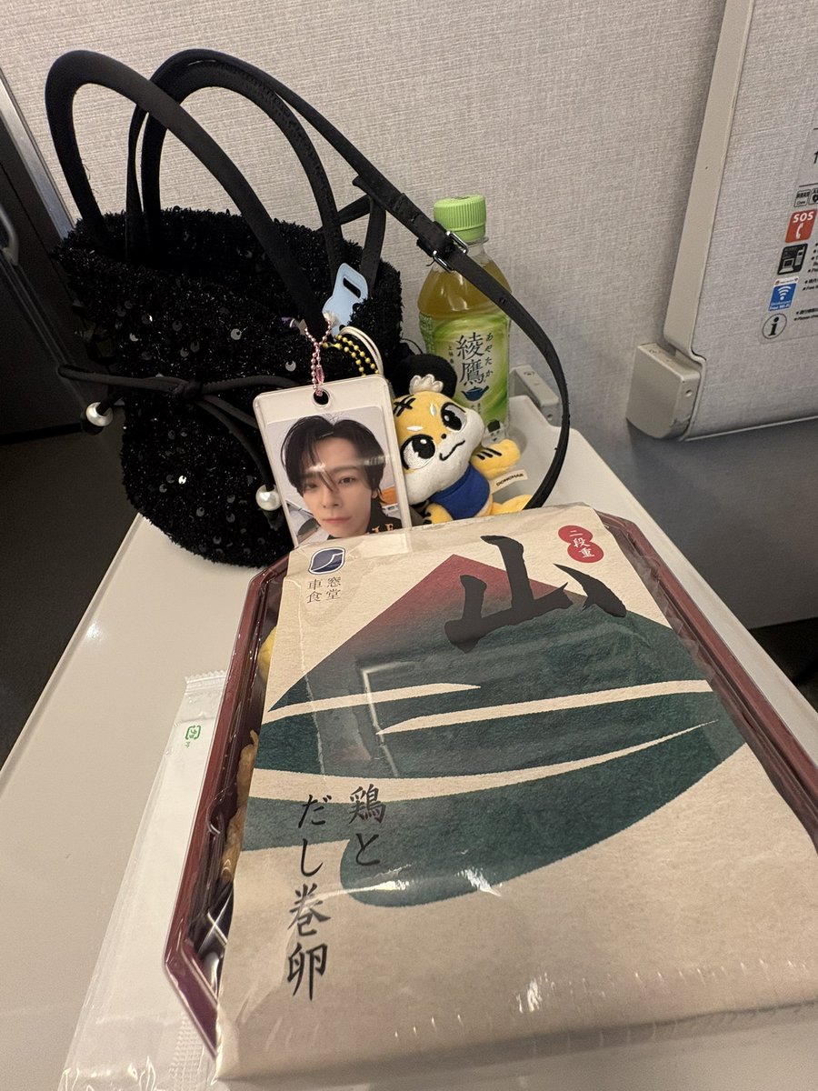 024015_d's tweet photo. 大阪着いたー！！今日は朝活したから新幹線も爆睡だった•‿• https://t.co/dxcYIW9HJa