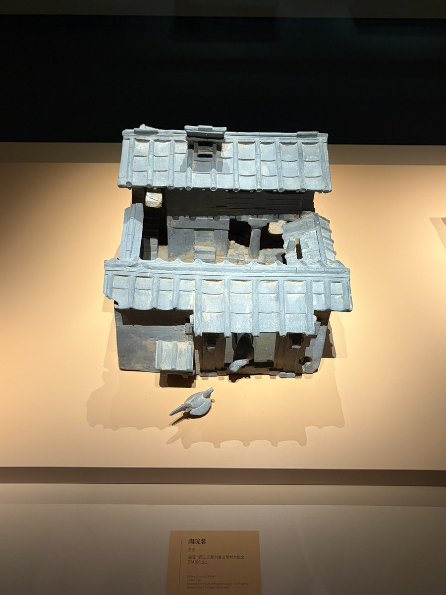 miao_tae_'s tweet photo. 個人的にすごく好きだった展示が漢魏洛陽故城博物館の後漢のミニチュア邸宅。かなり細かく作られていて、当時の生活ぶりが少し分かるのが面白い。それと、こういう中庭を塀で囲うような家の形は割と中国の田舎の方では今でもよく見るように思う。 https://t.co/BCMqwqbJsk
