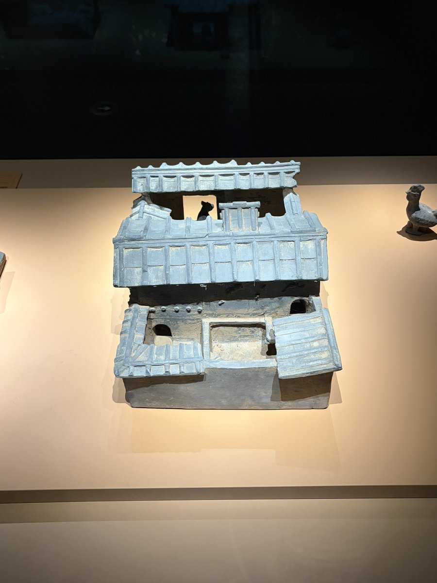 miao_tae_'s tweet photo. 個人的にすごく好きだった展示が漢魏洛陽故城博物館の後漢のミニチュア邸宅。かなり細かく作られていて、当時の生活ぶりが少し分かるのが面白い。それと、こういう中庭を塀で囲うような家の形は割と中国の田舎の方では今でもよく見るように思う。 https://t.co/BCMqwqbJsk