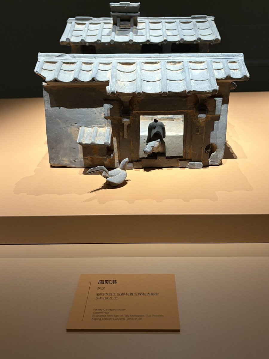 miao_tae_'s tweet photo. 個人的にすごく好きだった展示が漢魏洛陽故城博物館の後漢のミニチュア邸宅。かなり細かく作られていて、当時の生活ぶりが少し分かるのが面白い。それと、こういう中庭を塀で囲うような家の形は割と中国の田舎の方では今でもよく見るように思う。 https://t.co/BCMqwqbJsk