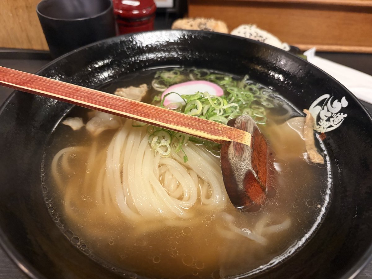 MetoronU's tweet photo. 最後うどん道場さんで食べたかすうどん
専門店なので、美味しかったけども昨日居酒屋で食べたものも美味しかった
クオリティ恐るべし大阪‼️
結果ご当地スーパー
スーパーサンエイ、イズミヤ、関西スーパーにはしごしましたが「かす」はあらず
ネットにあるんかなー
マジ大阪素晴らしい😁 https://t.co/8vNI2MPCeR