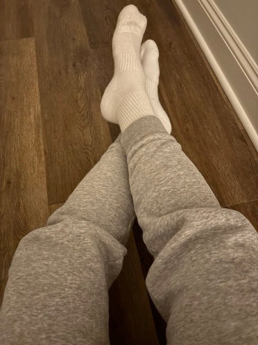 MasterTommy02's tweet photo. It’s gray sweats season. DM me if you wanna see more. Who wants to worship these perfect feet? 😈 #cashmaster #findom #alpha #alphamaster #moneyslaves #footworship #feetworship #feet #sockslave #Nike #sockworship #nikesocks #drains #sweatysocks #graysweatpants https://t.co/UgsJhVXmD1