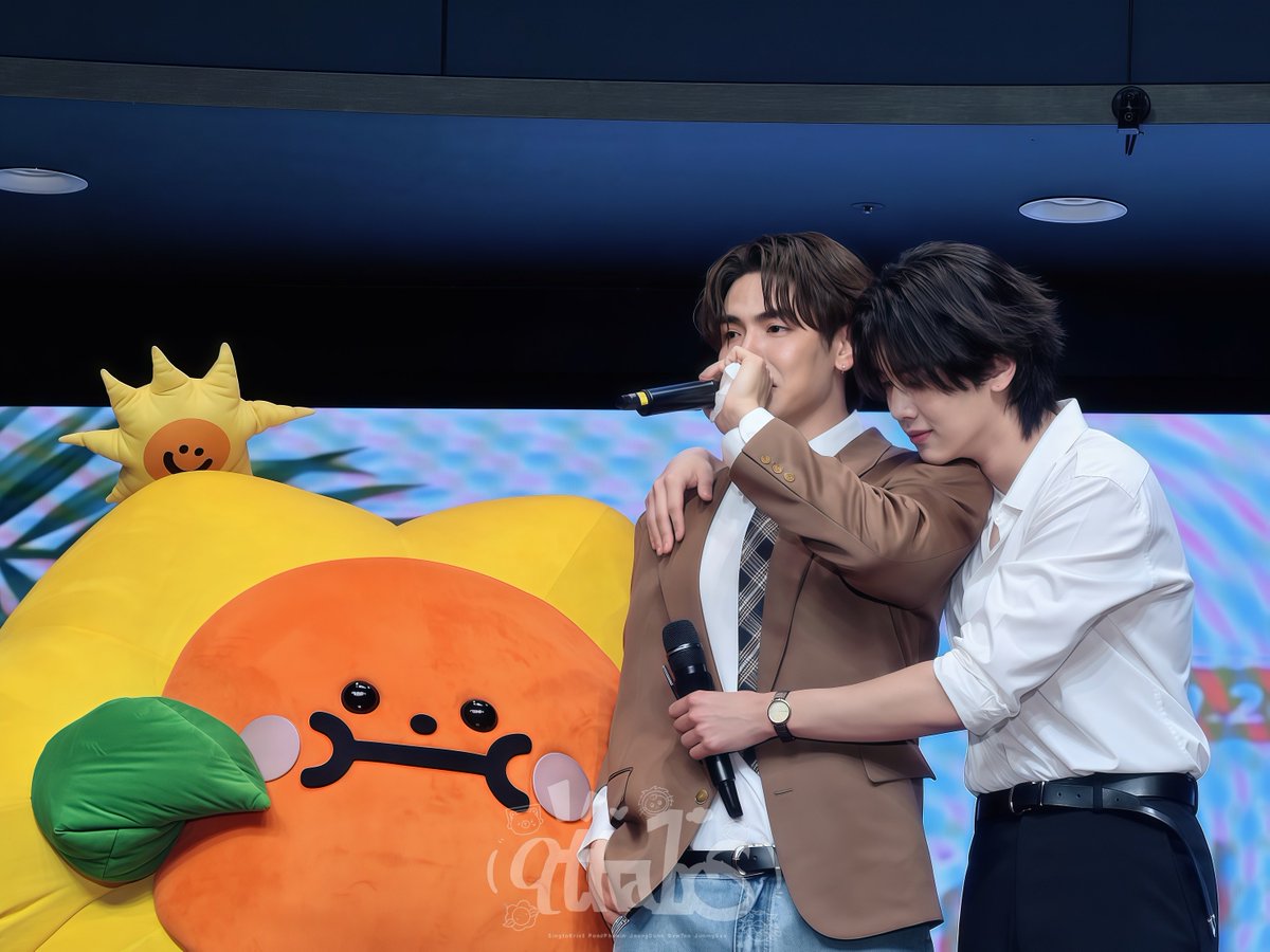 qtha1rs's tweet photo. JoongDunkJaidee will always be the cutest little family of three

#JDJaideeFMinSeoul #JoongDunk #Jaidee #JoongArchen #DunkNatachai 
#Joong #Dunk 
@ChenRcj @dunknatachai @jaidee__GMMTV https://t.co/kfcin6ShDJ