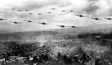 yibingsg's tweet photo. 如果1941年苏联真的被德国击败，希特勒下一步会打谁？

很多人以为，希特勒发动“巴巴罗萨行动”，最终目的就是征服苏联。

其实从纳粹德国的战略构想来看，苏联并不一定是终点。

如果德军真的在1941—1942年迅速击溃苏联，接下来欧洲战争的重心，很可能继续向南推进，高加索、中东、北非，甚至印度方向，都可能成为轴心国进一步扩张的战场。

而这一切的核心，只有两个字：

石油。

1941年6月，德国大举进攻苏联。表面上看，目标是莫斯科、列宁格勒和乌克兰，但随着战争推进，高加索油田的重要性越来越突出。

德国拥有强大的机械化部队，却一直面临一个致命问题：能源不足。

坦克要油，飞机要油，军舰要油，卡车更要油。

没有石油，再强大的战争机器也只能停在原地。

因此，希特勒后来把目光投向了高加索。

如果能够夺取迈科普、格罗兹尼，进一步逼近巴库，德国不仅可能削弱苏联的能源供应，还可能获得继续向南扩张的跳板。

而高加索再往南是什么？

伊朗、伊拉克，以及整个中东。

那里不仅拥有丰富的石油资源，更重要的是，它直接关系到英国维持全球帝国体系的生命线。

与此同时，隆美尔率领的德意军队正在北非作战。

于是，一个极其庞大的战略想象出现了：

北非方向的轴心国军队向埃及推进，争夺苏伊士运河；

东线德军则越过高加索向伊朗、伊拉克方向南下。

如果两个方向能够打通，英国在地中海、中东乃至印度洋方向的战略处境都会明显恶化。

这才是希特勒真正危险的地方。

他想要的远远不只是欧洲大陆。

在纳粹德国一些更宏大的战略设想中，德国控制欧洲大陆和中东，日本则从东亚、东南亚方向继续扩张。

如果两股力量不断向印度洋推进，那么理论上的连接区域，很可能出现在印度及其周边。

换句话说：

希特勒梦想中的战争版图，是从大西洋一路延伸到欧亚大陆腹地。

但这个计划存在一个致命前提：

苏联必须迅速崩溃。

而历史恰恰在这里拐了弯。

1941年，德军没有在预想时间内结束战争。

莫斯科没有陷落，苏联政府没有投降，大批工业设备和人员被转移到乌拉尔及更东方地区，苏联继续组织庞大的战争生产和兵力。

德国最害怕的事情最终发生了：

闪电战变成了消耗战。

到了1942年，希特勒再次向南发动攻势，德军一面扑向高加索油田，一面卷入斯大林格勒战役。

结果大家都知道了。

斯大林格勒成为战争的重要转折点之一，高加索方向的德军也不得不撤退。

希特勒设想中的中东石油、苏伊士运河，以及更遥远的印度，最终全部变成了地图上的幻想。

所以，如果问：

“假如希特勒打败苏联，下一个目标是谁？”

答案可能并不是某一个单独国家。

更准确地说，他下一阶段的战略方向很可能是：

高加索 → 中东 → 苏伊士运河 → 英国的帝国交通线。

苏联如果倒下，对希特勒而言并不是战争结束。

恰恰可能只是另一场更庞大战争的开始。

二战最令人后怕的地方，也许就在这里：

1941年的东线战场，争夺的不只是莫斯科和苏联的命运，也在很大程度上决定着纳粹德国还有没有能力把战争继续推向中东乃至更遥远的欧亚大陆。