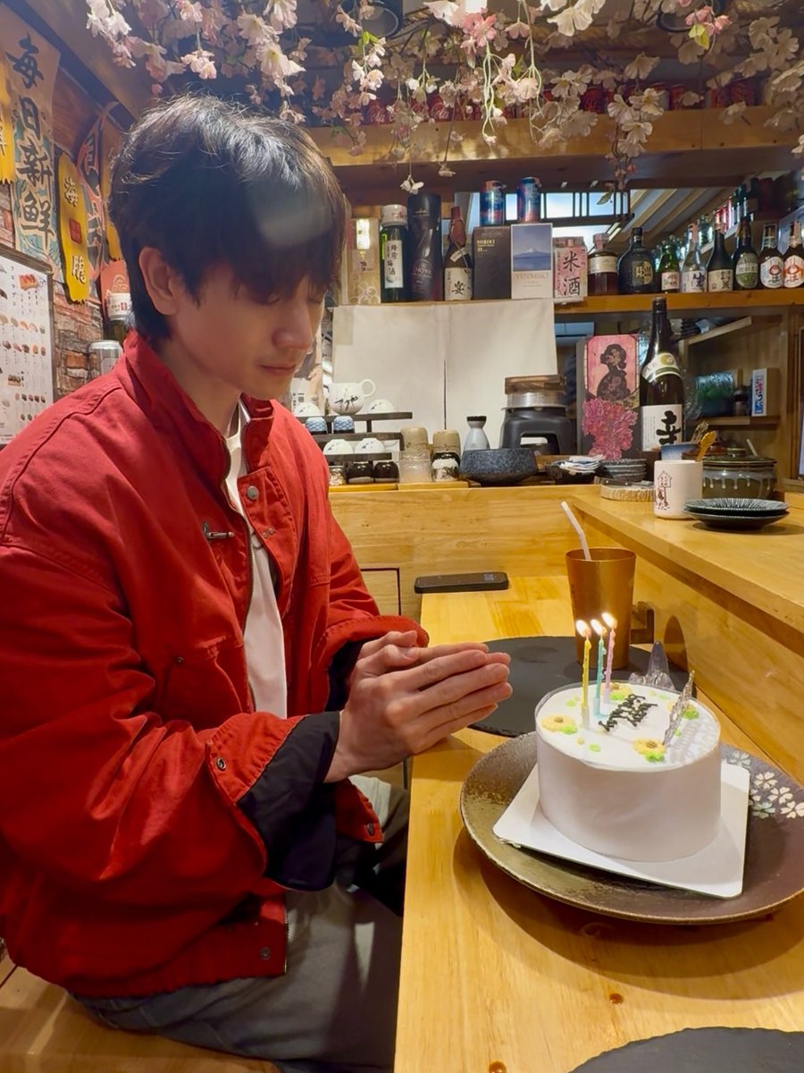 yushirho's tweet photo. น่ารักมากกกกก ใส่เสื้อคู่ ที่บอสซื้อเป็นของขวัญวันเกิดให้พี่ตง พอฝนตกบอสก็ถอดเสื้อมาคลุมให้ อยู่ในร่มเดียวกัน โรแมนติกอ่ะ พอไปถึงร้านก็เป็นร้านที่พี่ตงชอบ เซอร์ไพร์สวันเกิดเค้าอีก เมะธงเขียวอันดับหนึ่งมาก 🏆👍🏻

#bossirr , #tongtong
#bosstong https://t.co/QpWZWXiPr6