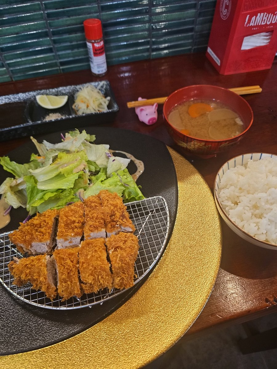 g_lkh's tweet photo. Finally made it to this spot after months of waiting! 🥢 Unfortunately I am not in luck as the owner chef was not around this time. I still went for the  Organic Pork Fillet Cutlet Set (150g M).

​#PhnomPenhEats #PPFoodie #Tonkatsu #CambodiaEats #PhnomPenhFoodie @Tonthx9999 https://t.co/NxVuCeeCYY