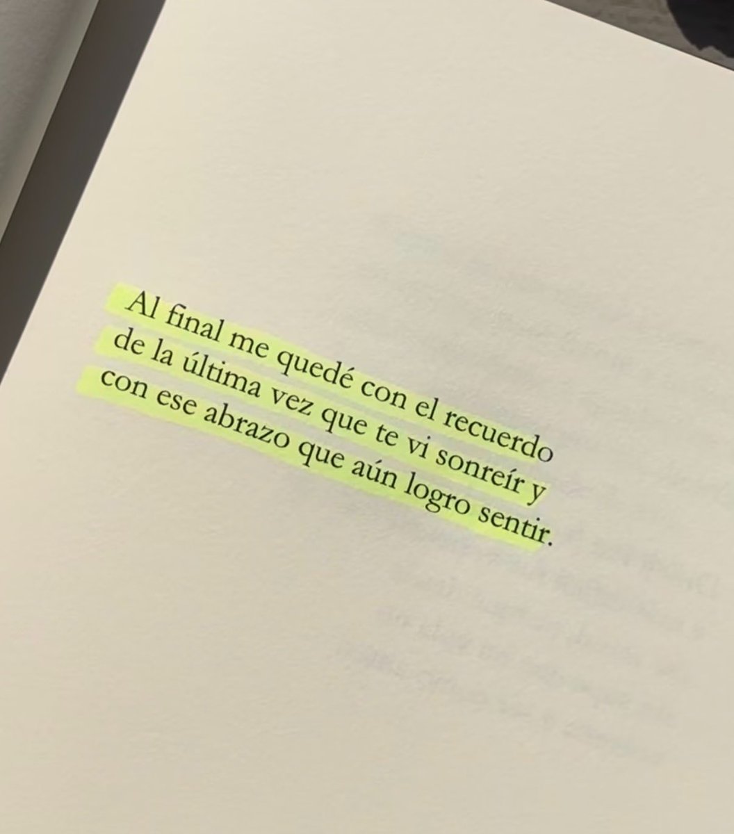 Cementedelibros's tweet photo. Al final me quedé con el recuerdo de la última vez que te vi sonreír y con ese abrazo que aún logro sentir... https://t.co/IRZhtHJ5Fz