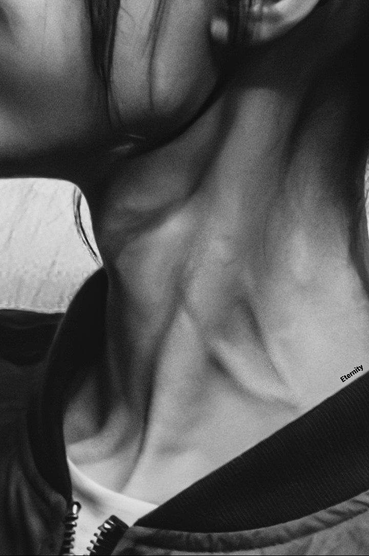 minsickface's tweet photo. winter's neck veins is hotter than your oppar, please sit down https://t.co/4QQ3IZqPSz