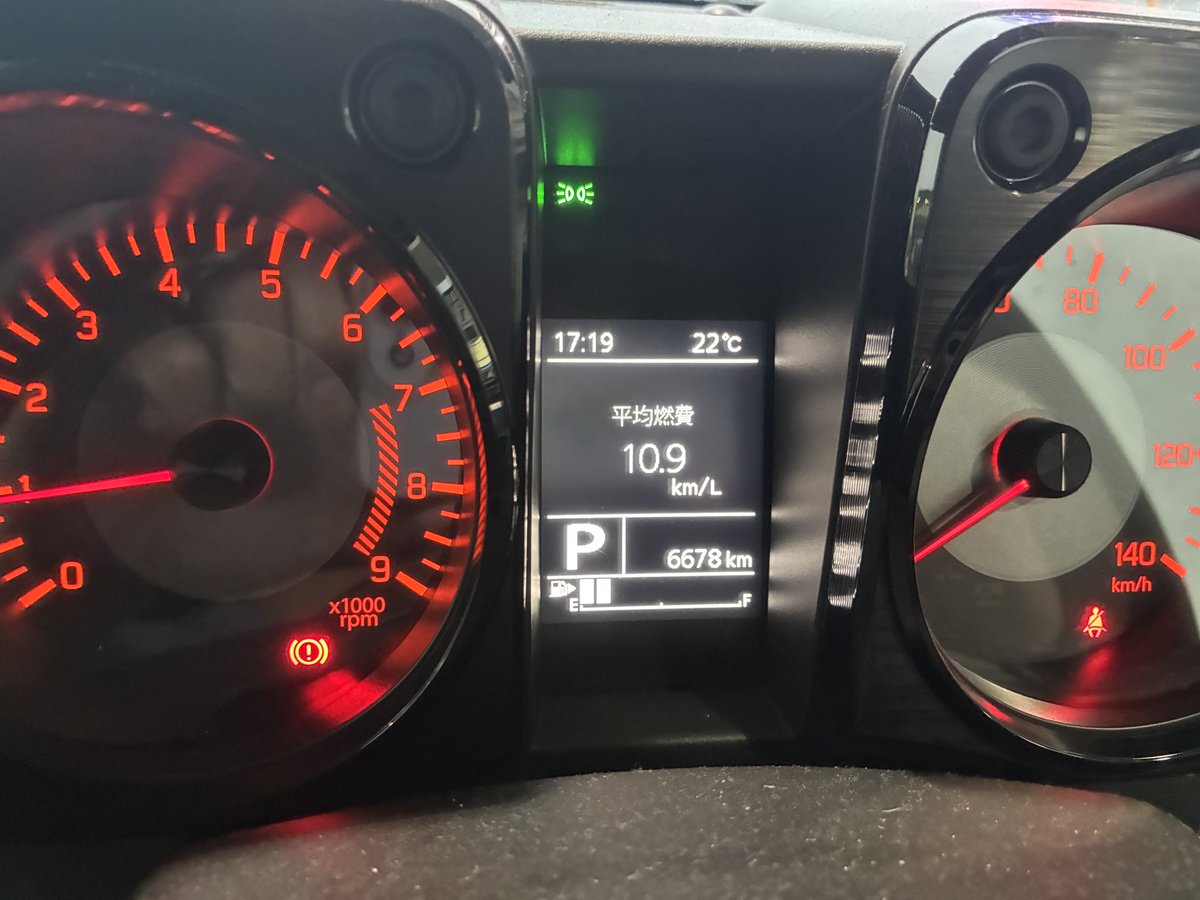 kentarotto's tweet photo. 給油！
色々新車情報に踊らされるけれど、ジムニーに乗る度に車はこれで良いんだよなって気持ちになる https://t.co/TibPDEaYcX