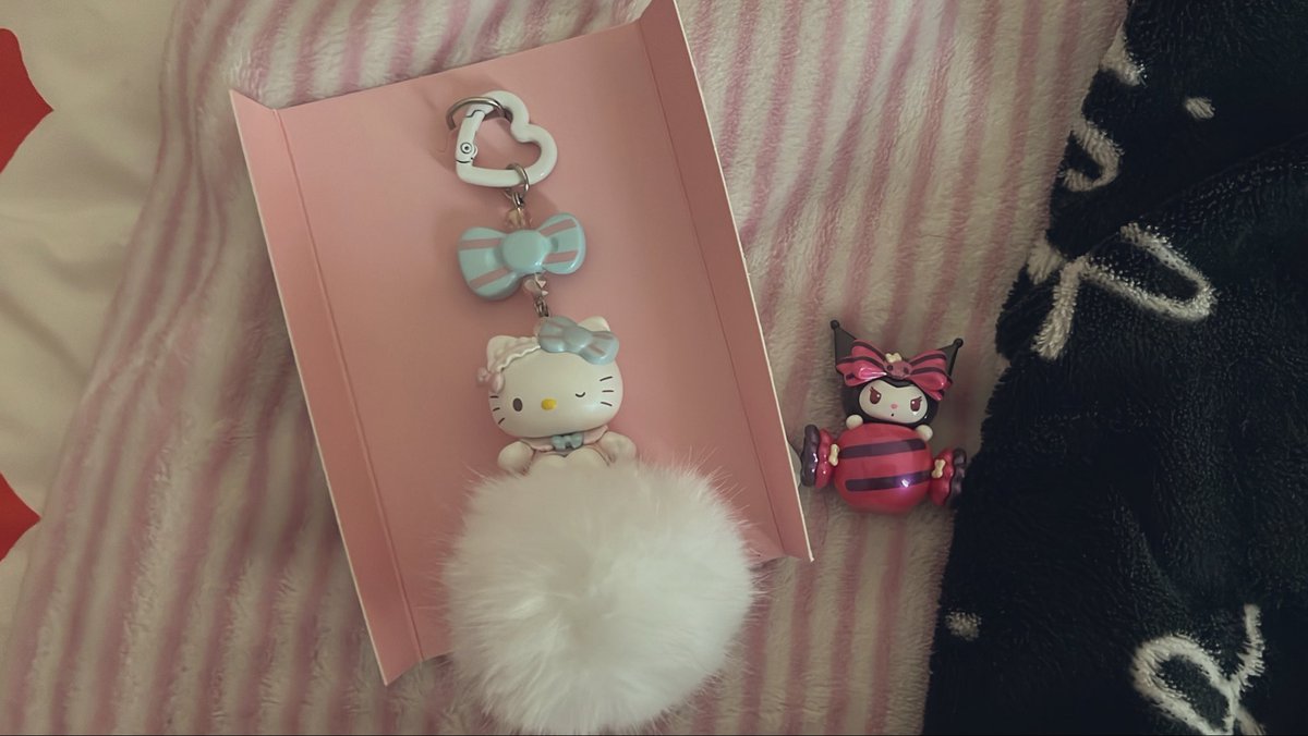 fujocupcake's tweet photo. I DIDNT GET WAT I WANT BUT whatever…. https://t.co/MuG3DmLJrx