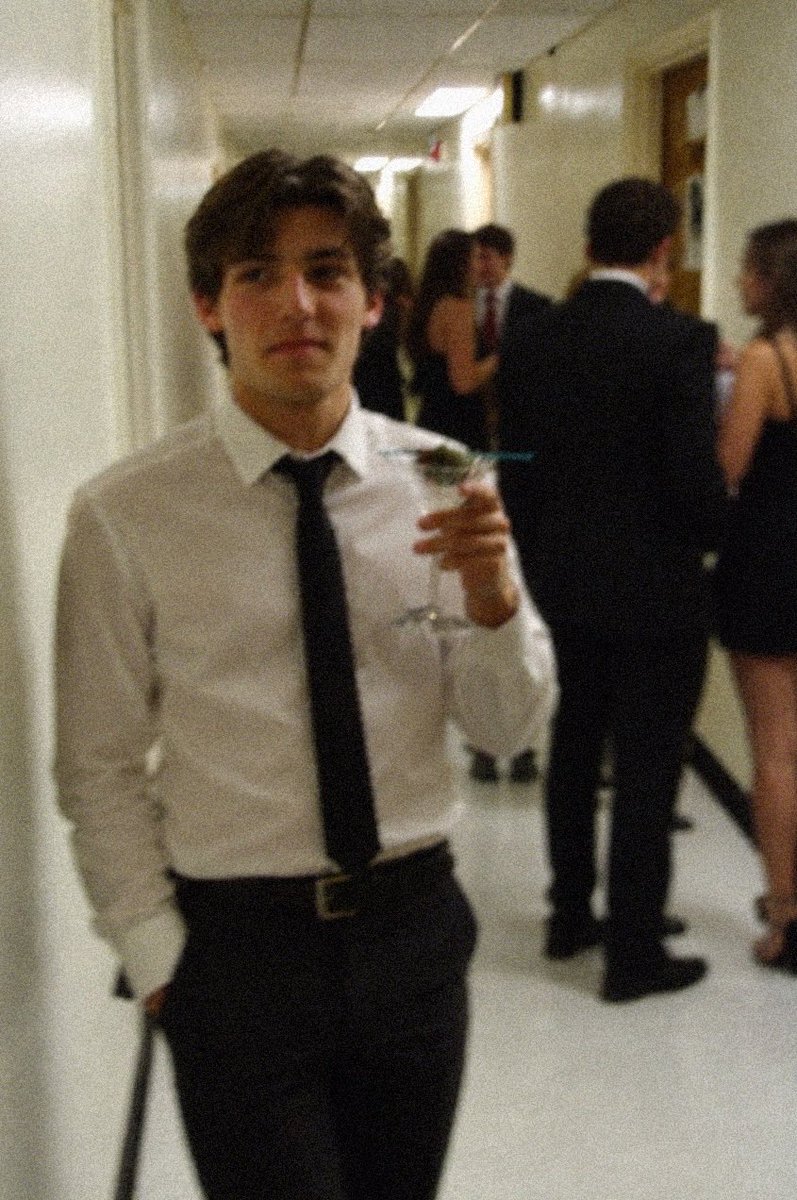 dinosaur_info's tweet photo. My friends and I threw a mad men season 5 premiere party in our dorm with candy cigarettes and a bartender serving mixed drinks in plastic martini glasses. Guests kwere required to dress well. Biggest freshman party of the year https://t.co/ECOcXOJzik