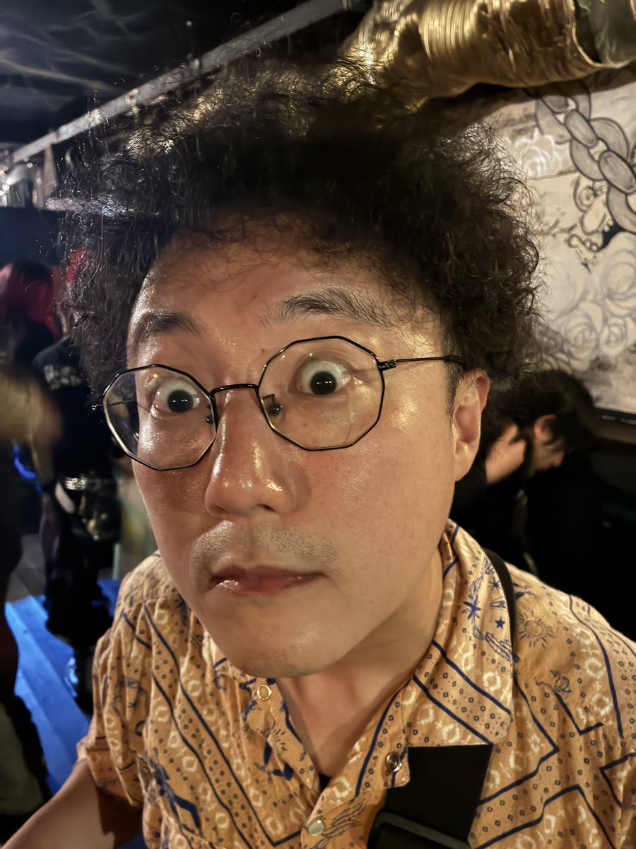 mbtjinno's tweet photo. 仕事が奇跡的に早く終わってCrazy Chameleon企画にギリ間に合った！バブさんコーリング観に来てくれてて絶対行きたかったやつ！圧倒的にカッコいいマリゴさんのMCもブッ刺さってライブも爆発しててマジクソ最高でした！20周年おめでとうです！

んで今プライベートが圧倒的に面白いヒロミチいました！ https://t.co/kasIYmteHO