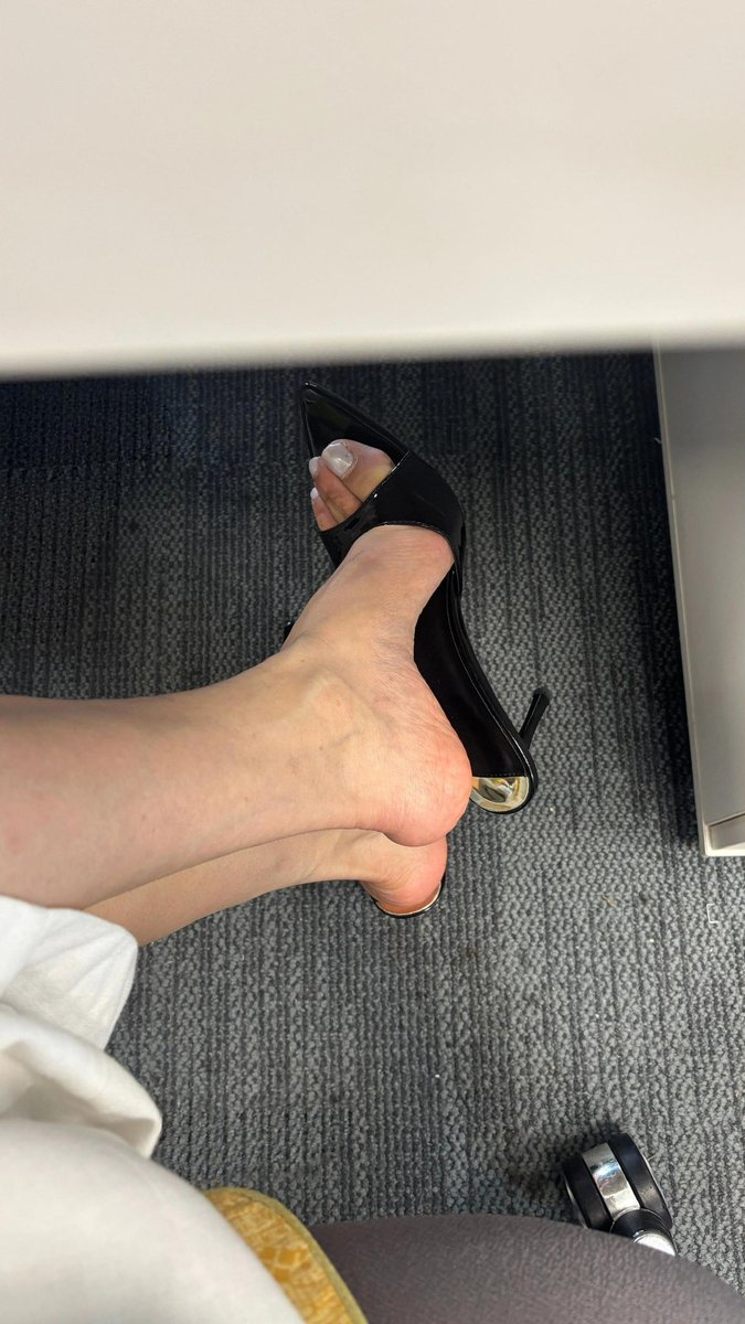 cindy29nc6's tweet photo. 恋足癖的人是到底喜欢脚的什么部位？我真的好奇 ……是不是比看b还刺激 https://t.co/m2U1OFWKnj