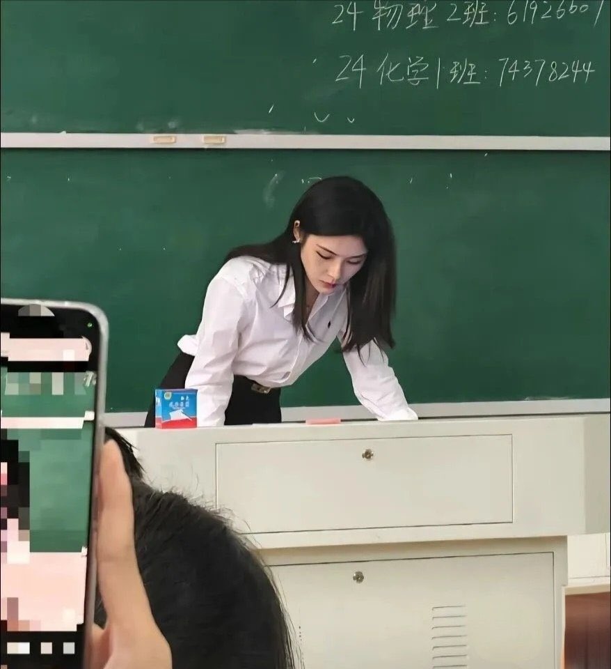cindy29nc6's tweet photo. 恋足癖的人是到底喜欢脚的什么部位？我真的好奇 ……是不是比看b还刺激 https://t.co/m2U1OFWKnj