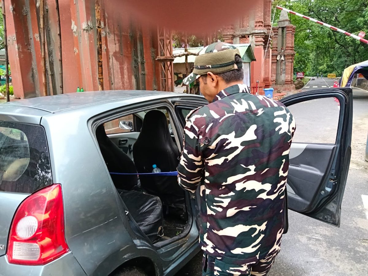 9BnSSB_INDIA's tweet photo. जारवा–कोईलाबास चेक पोस्ट पर तैनात SSB, 09 वीं वाहिनी के जवानों द्वारा आवागमन कर रहे राहगीरों के प्रमाण-पत्रों एवं वाहनों की सघन जांच कर सीमा सुरक्षा को सुदृढ़ किया गया।
#SSB_INDIA #SSBFTRLUCKNOW #SSBSHQGKP #BorderSecurity #SeemaSuraksha #VehicleChecking #SecurityCheck https://t.co/j3mMCv0lWr