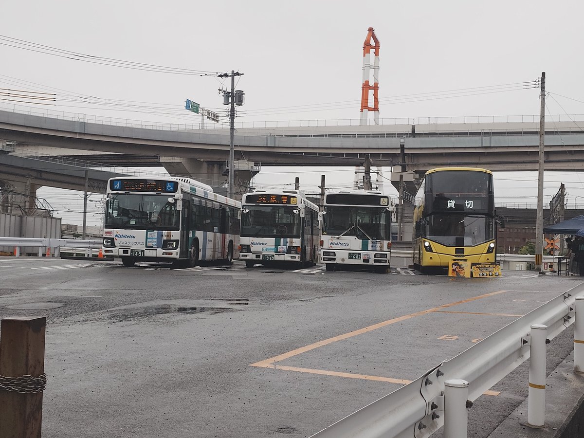 YUTONA6669's tweet photo. オープントップバスの横が全車西工車だったら良かったのに😅 https://t.co/zk3pk7D8kE