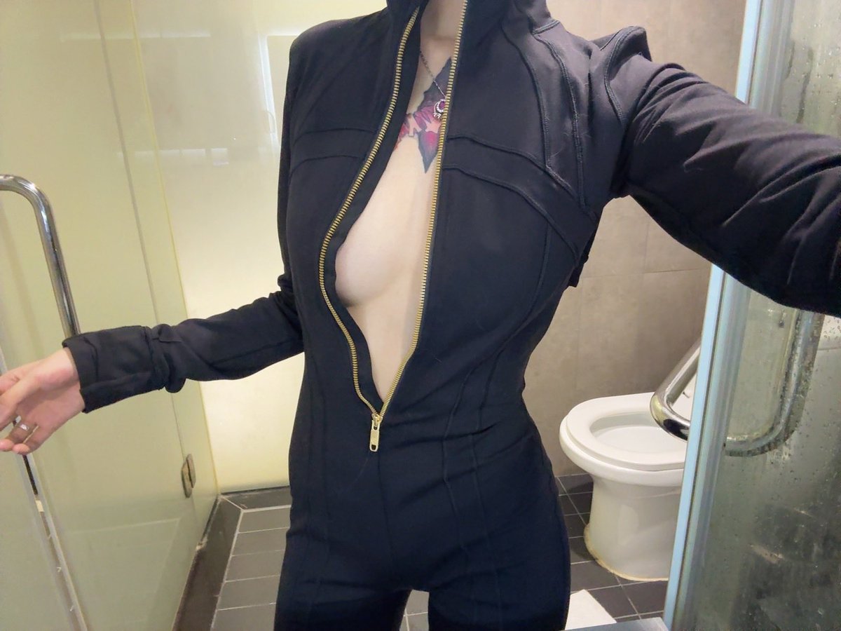 Yane_giu's tweet photo. 我去感谢好朋友给我带的Lululemon🌚🫰这辈子没穿过这么贵的衣服哟吼吼吼吼 https://t.co/SrSQf6PuTm