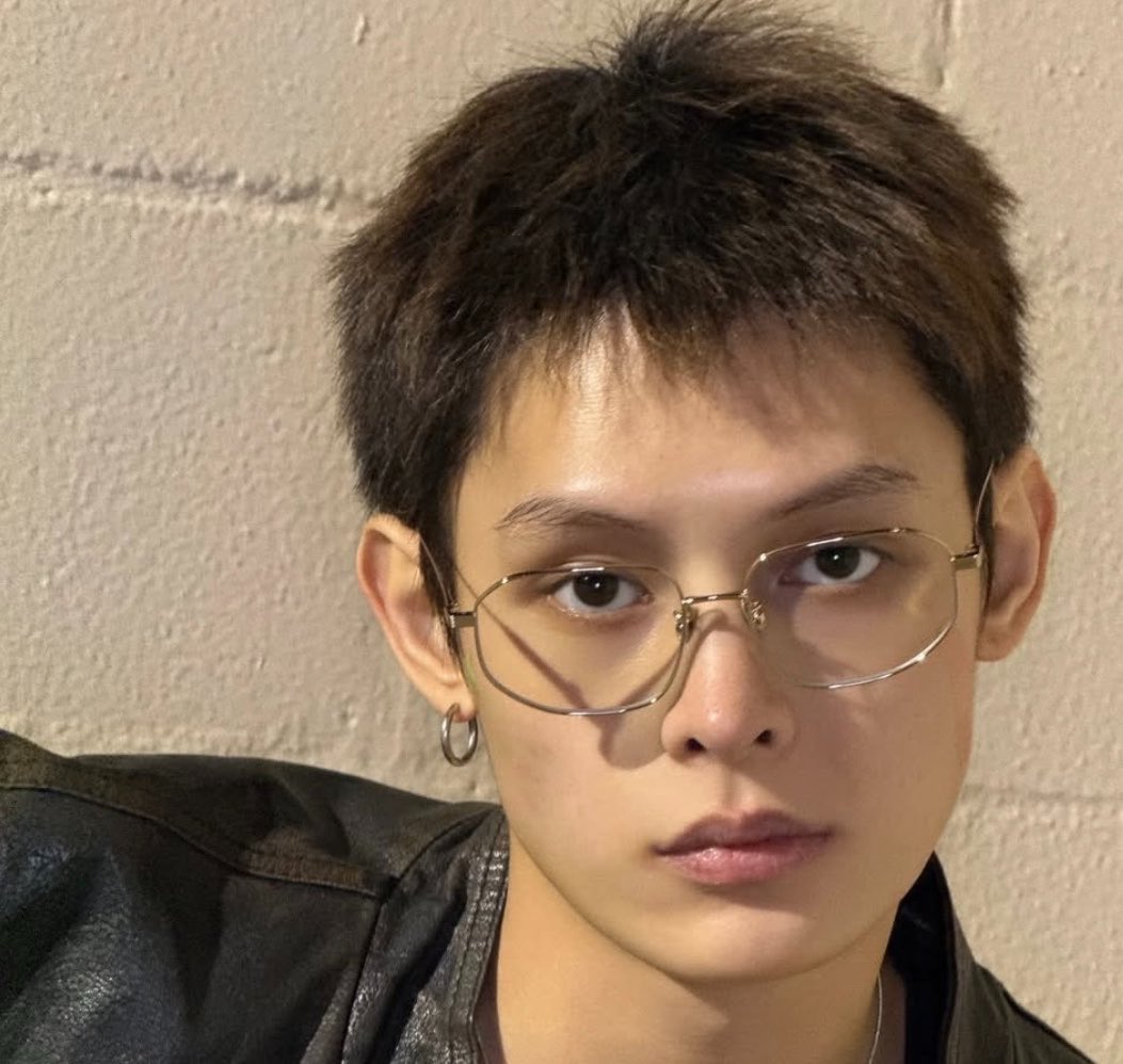 Ims_yah's tweet photo. 이 안경 쓴 임스는 선물입니다하늘이 내려준 https://t.co/LZaxqAKaIr