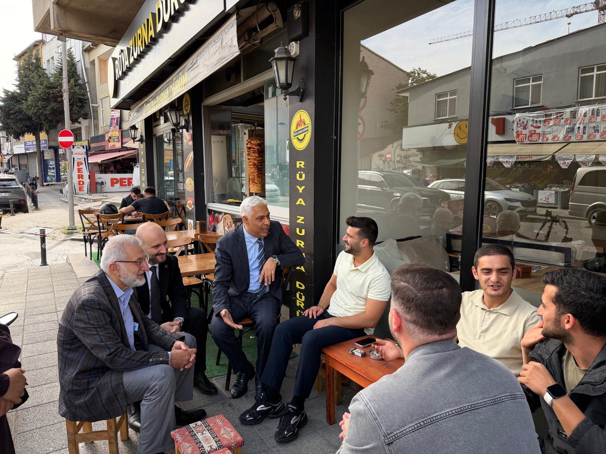 BarisOzerol's tweet photo. 📍 Ümraniye | Mandıra Caddesi

Ümraniye programımız kapsamında Mandıra Caddesi’nde esnafımızı  ve vatandaşlarımızı ziyaret ettik.

Esnaf kardeşlerimizle ve vatandaşlarımızla sohbet ederek talep ve beklentilerini dinledik, Cumhurbaşkanımız Sayın Recep Tayyip Erdoğan’ın selamlarını ilettik.

Misafirperverlikleri ve samimi karşılamaları için tüm esnaf kardeşlerimize teşekkür ediyoruz.

#TürkiyeYüzyılıBuluşmaları