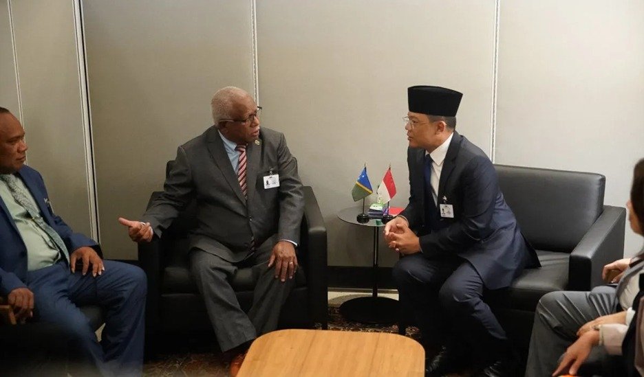 Papuadarkside's tweet photo. KONSTRUKSI HUKUM &amp; DIPLOMASI INDONESIA

Pernyataan PM Kepulauan Solomon Matthew Cooper Wale mengenai Papua Barat di PBB kembali memunculkan perdebatan mengenai kedaulatan, HAM, dan prinsip non-intervensi. https://t.co/XYAz70pZjd