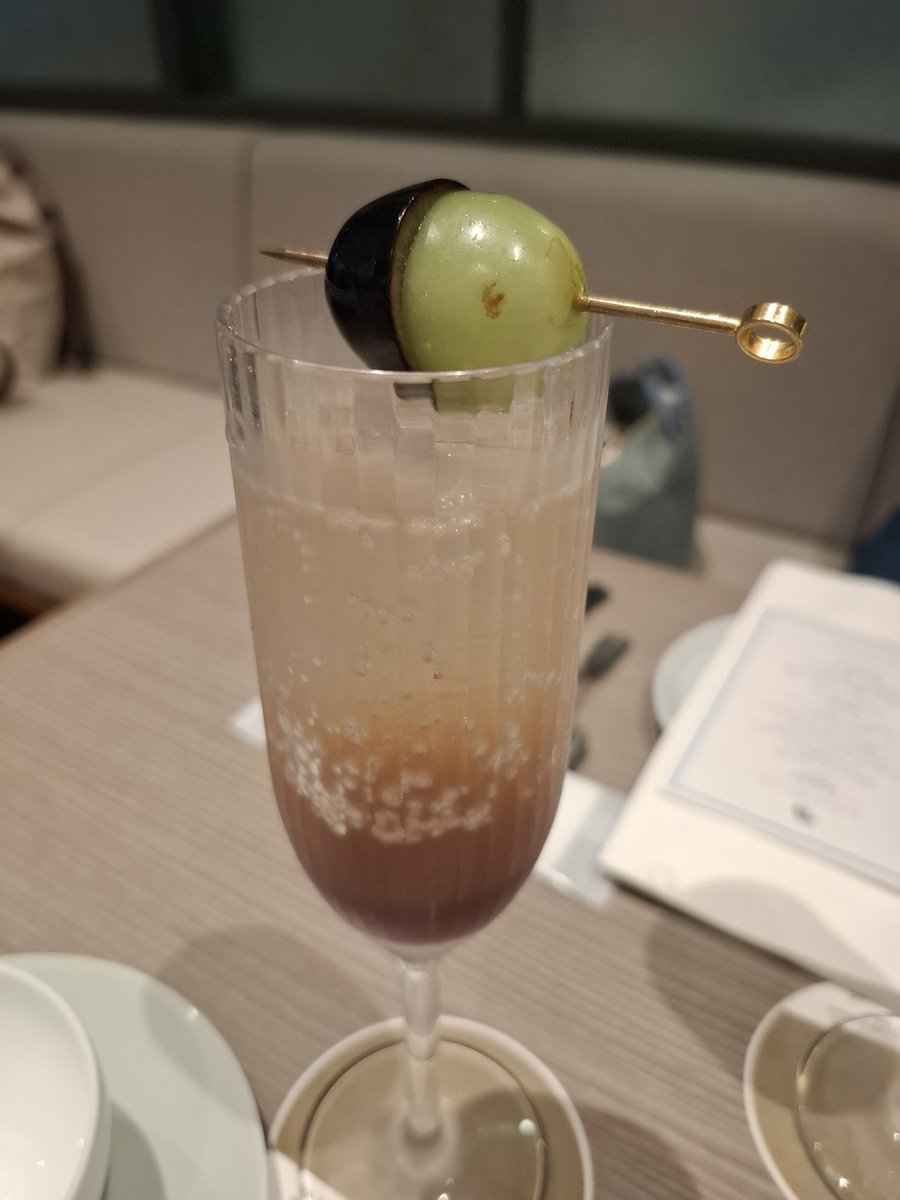 syu530's tweet photo. アフタヌーンティー行ってきました。
わんこそば方式で色んな紅茶を味わえて楽しかったー優雅な気分でした！ https://t.co/rCwrMzg2AH