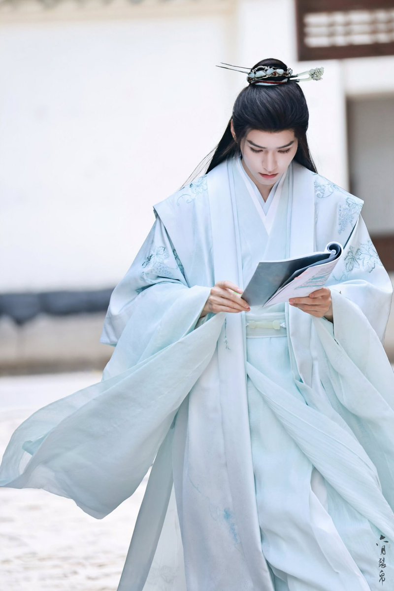 KhandogaMaria's tweet photo. Charming 🩵

#LeopardInSeclusion #豹隐南山 #GongJun #龚俊 https://t.co/6tleRad9tX
