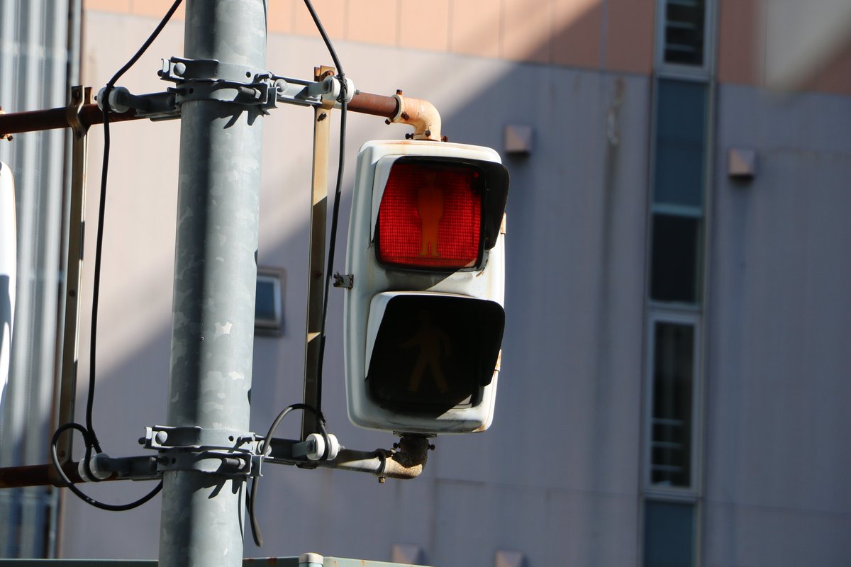 Dark_Feather_57's tweet photo. 貴重な信号機がどんどん無くなっていきますね。大阪に関しては電球灯器自体壊滅的だそうで・・。最近忙しく全く撮影出来ていないのでまたどこかに撮りに行きたいです。 https://t.co/8e6S9Az1OU
