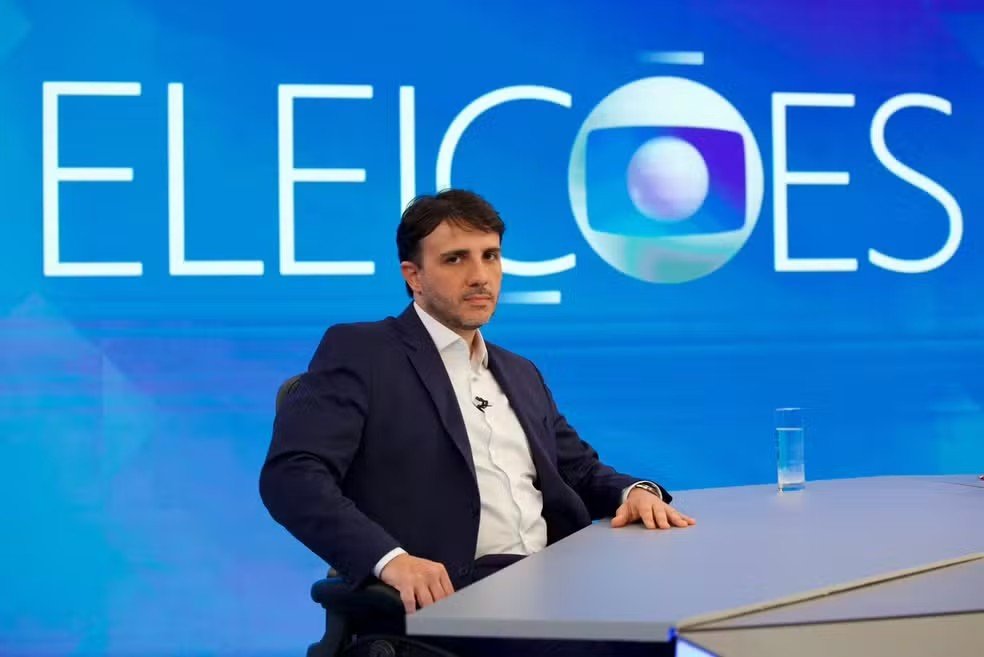 Zack_lope's tweet photo. 🚨AGORA: Renan Santos prepara PROTESTO contra a Globo caso seja excluído do debate presidencial.

A campanha do candidato do Missão planeja realizar um ato em frente à emissora, no Rio de Janeiro, caso Renan fique de fora.

A Globo restringiu o debate a Lula, Flávio Bolsonaro, Augusto Cury e Ronaldo Caiado.