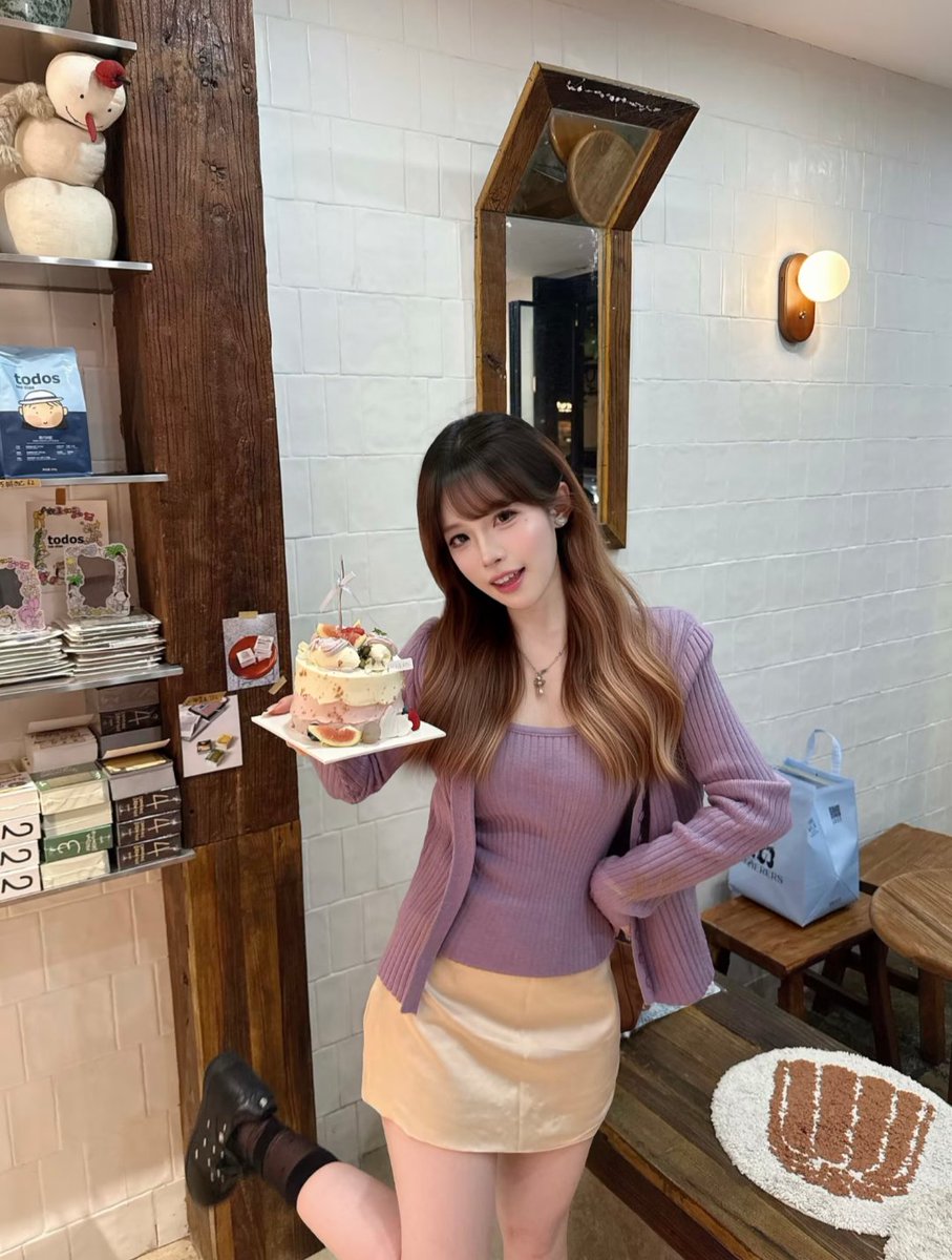 WWmq00's tweet photo. 许嵩说的对 紫色很有韵味💜
今天被紫色狠狠拿捏
芋泥蛋糕和一身紫 氛围感直接拉满 https://t.co/93IqrE4BD4