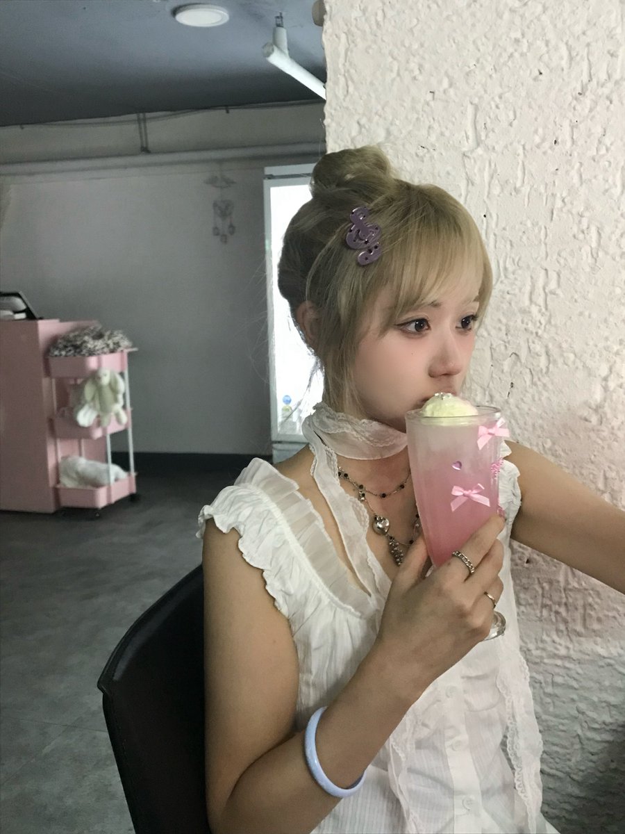 300dpi__'s tweet photo. 📍왕십리 타이파

사진 개잘나와서 ㄹㅇ침나옴 가게에서 날개도 대여해줌(진짜날개)
핑크 블루소다 마힛구요 브라우니는 엄청 꾸더억하고 맛있음
꾸꾸꾸하고 갸루놀이 미소녀 공주놀이하기 좋음 https://t.co/RGmzdiTUIO