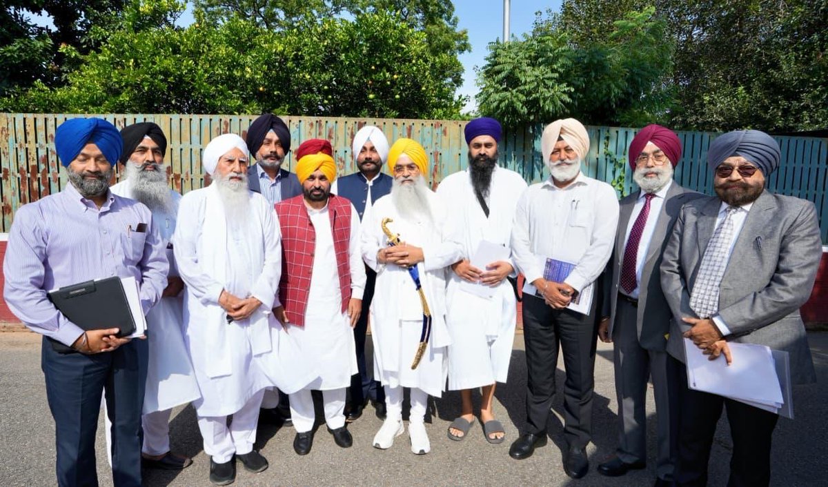 BhagwantMann's tweet photo. ਅੱਜ ਚੰਡੀਗੜ੍ਹ ਵਿਖੇ 'ਗੁਰੂ ਗ੍ਰੰਥ ਸਾਹਿਬ ਸਤਿਕਾਰ ਐਕਟ 2026' ਸਬੰਧੀ ਬਣਾਈ ਗਈ ਸਰਕਾਰੀ ਕਮੇਟੀ ਨਾਲ ਅਹਿਮ ਮੀਟਿੰਗ ਕੀਤੀ... ਸ੍ਰੀ ਅਕਾਲ ਤਖ਼ਤ ਸਾਹਿਬ ਵੱਲੋਂ ਇਸ ਐਕਟ ਸਬੰਧੀ ਉਠਾਏ ਗਏ ਇਤਰਾਜ਼ਾਂ ਨੂੰ ਜਲਦ ਦੂਰ ਕੀਤਾ ਜਾਵੇਗਾ...

ਸਰਕਾਰ ਦੀ ਟੀਮ ਜਲਦ ਹੀ ਸ੍ਰੀ ਅਕਾਲ ਤਖ਼ਤ ਸਾਹਿਬ ਦੀ ਕਮੇਟੀ ਨਾਲ ਮੀਟਿੰਗ ਕਰਕੇ ਸਾਰੇ ਮਸਲਿਆਂ ਦਾ ਸੁਖਾਵਾਂ ਹੱਲ ਕੱਢੇਗੀ, ਤਾਂ ਜੋ ਇਸ ਕਾਨੂੰਨ ਦੀ ਮੂਲ ਭਾਵਨਾ ਬਰਕਰਾਰ ਰਹੇ... ਸਾਡੀ ਸਰਕਾਰ ਸ੍ਰੀ ਅਕਾਲ ਤਖ਼ਤ ਸਾਹਿਬ ਦੀ ਮਾਣ-ਮਰਿਆਦਾ ਅਤੇ ਸੰਗਤ ਦੀਆਂ ਧਾਰਮਿਕ ਭਾਵਨਾਵਾਂ ਦਾ ਪੂਰਾ ਸਤਿਕਾਰ ਕਰਨ ਲਈ ਪੂਰੀ ਤਰ੍ਹਾਂ ਵਚਨਬੱਧ ਹੈ...